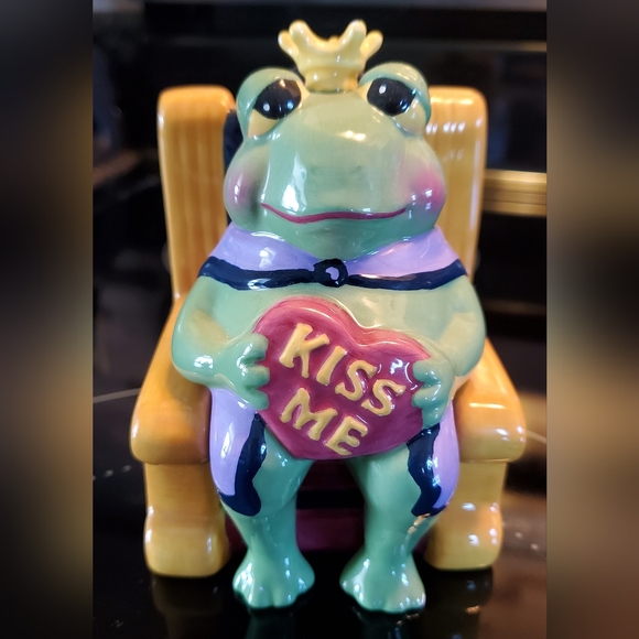 Frog Prince on Throne Nesting / Stacking Salt and Pepper Set - Picture 1 of 9